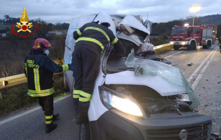 Frontale a Ponte a Poppi, il conducente del furgone positivo al tossicologico per stupefacenti