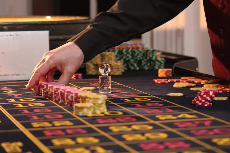 Chi è il croupier: il ruolo del professionista delle sale da gioco